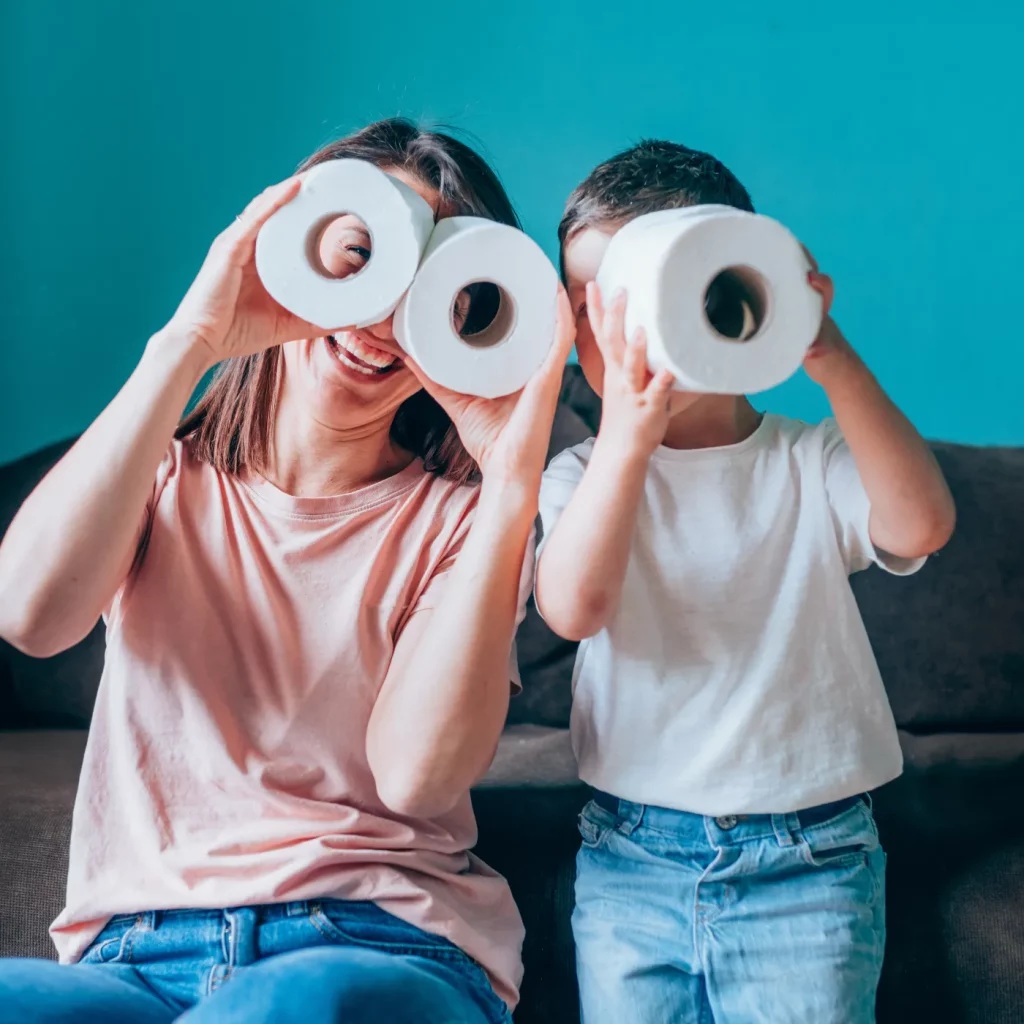 Due bambini che giocano con i rotoli di carta igienica Foxy