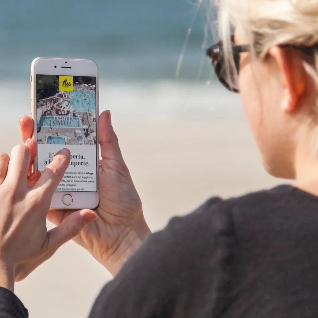 Donna con smartphone sul sito di hu openair