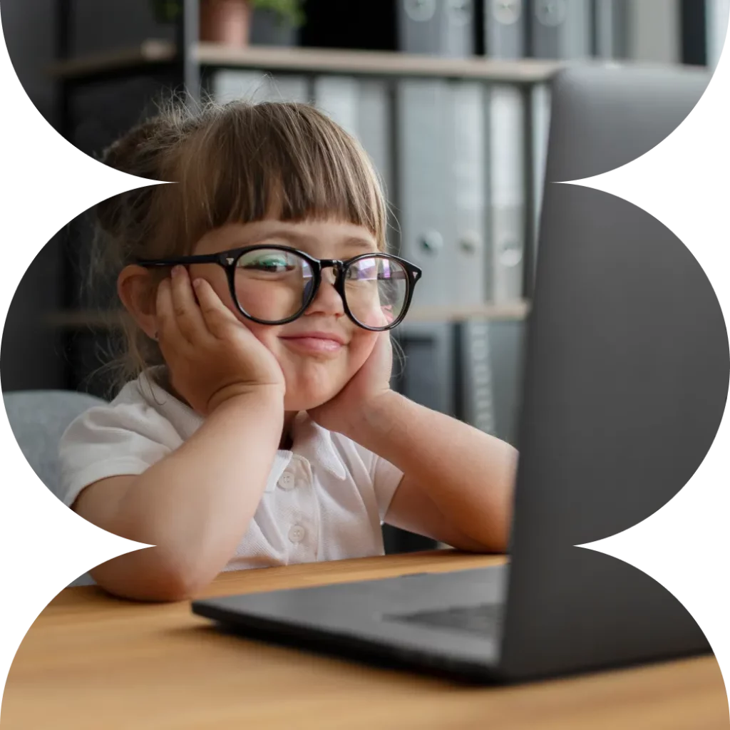 bambina che guarad un portatile