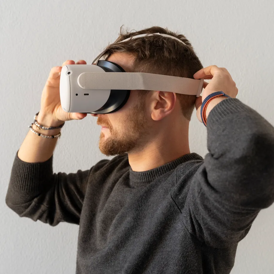 Ragazzo indossa il visore Oculus Quest per la realtà virtuale