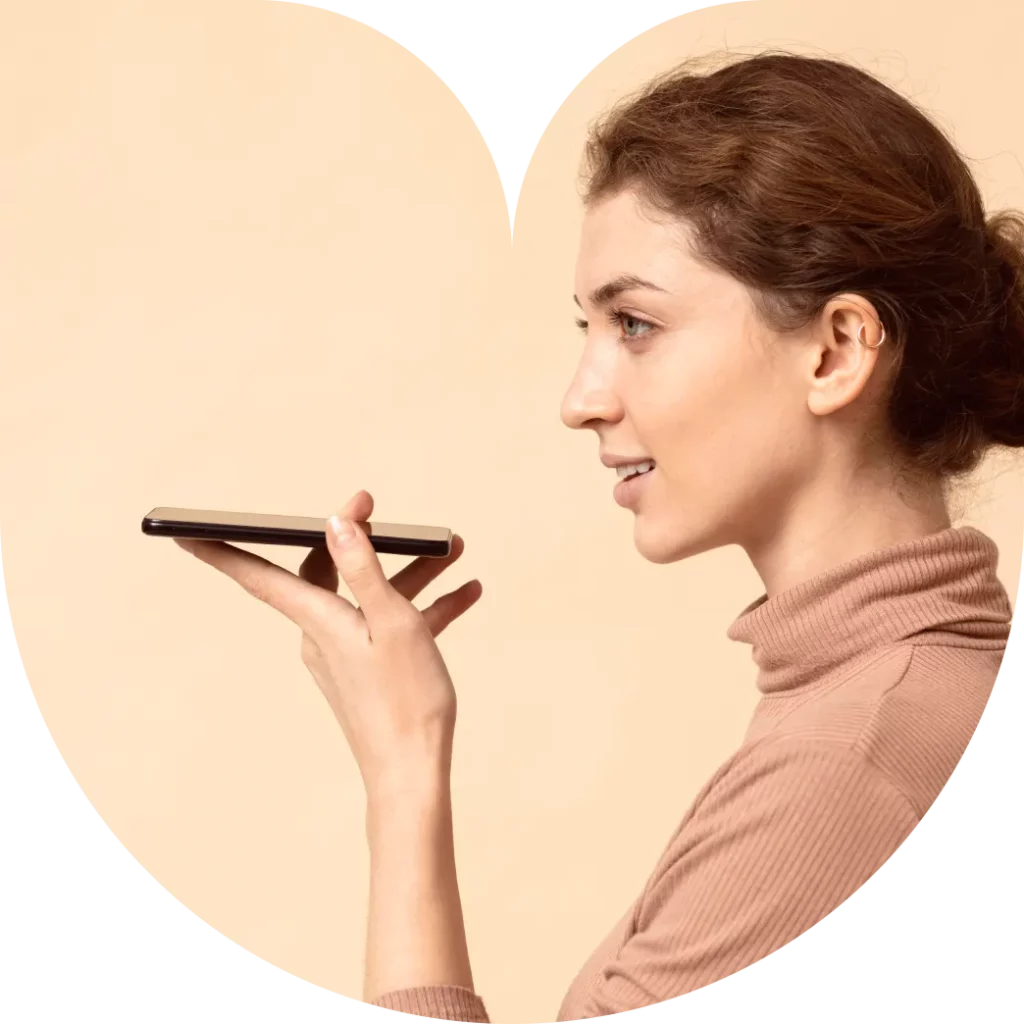 ragazza con smartphone in mano mentre effettua ricerca vocale
