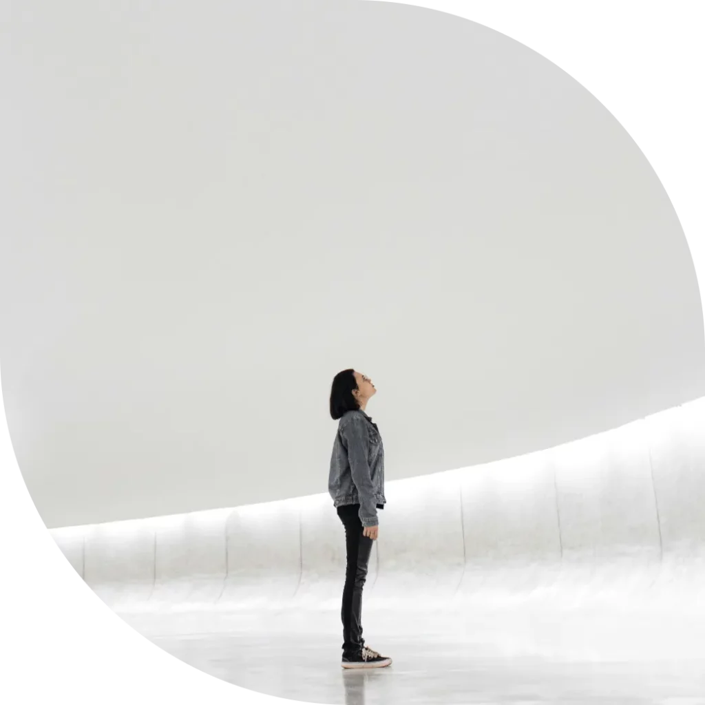 persona che guarda verso infinito per identificare l'ignoto che si ha con avvento dell'intelligenza artificiale nel lavoro