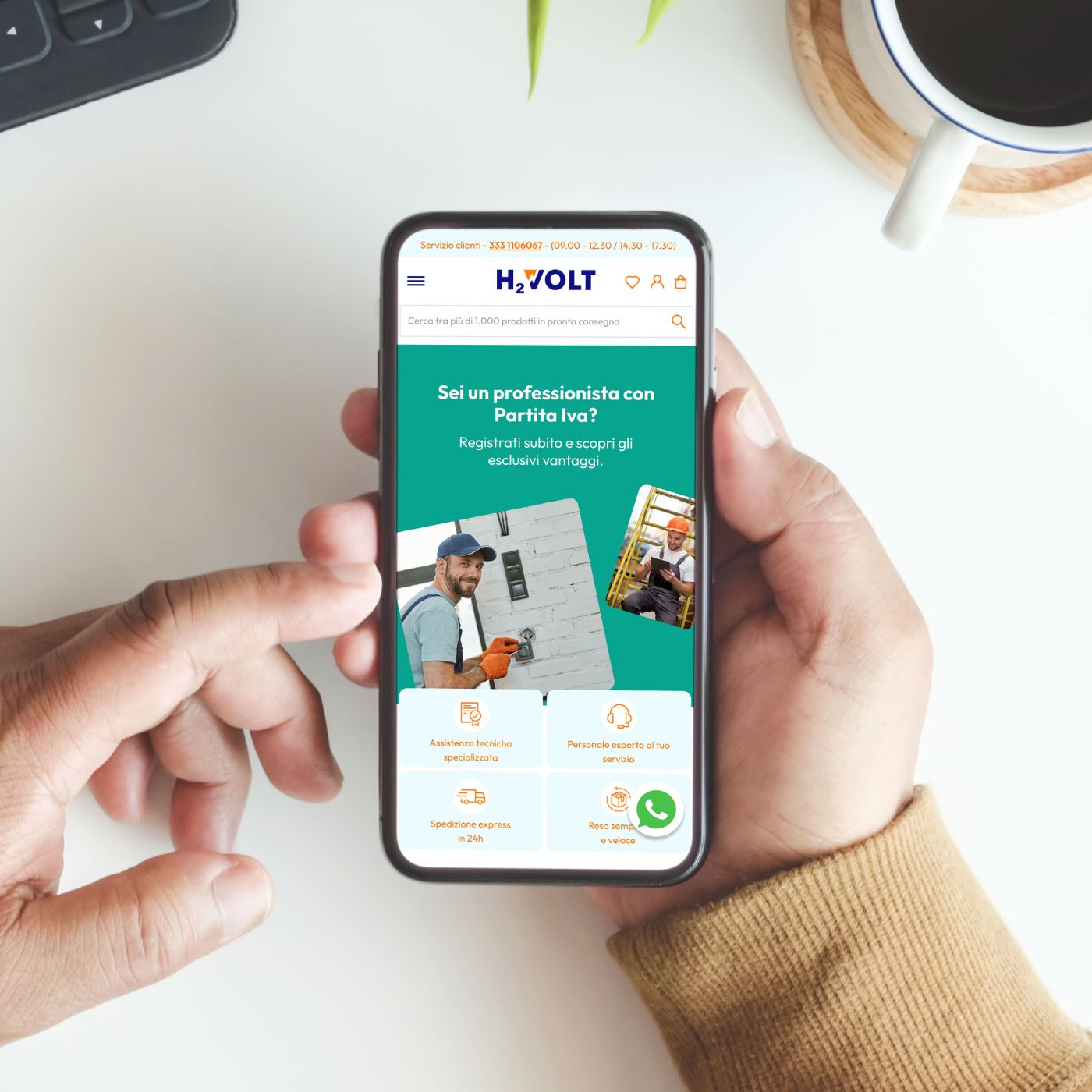 Immagine di un utente che naviga la homepage del sito h2volt da uno smartphone.